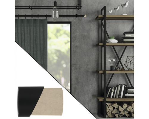 Dekorative Gardinenstange mit Gardine und Regal im Hintergrund