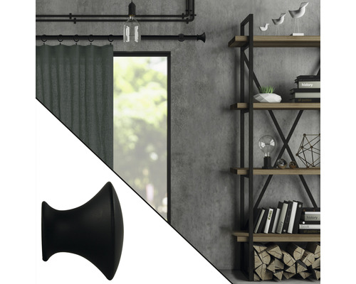 Dekoratives Interieur mit Vorhang, Regal und Endstück für Vorhangstange