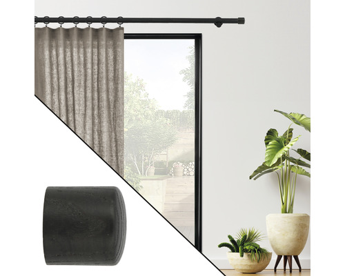 Gardinenstange mit Vorhang, Endstück und dekorativen Pflanzen