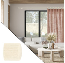 Dekorative Holz-Abschlusskappe für eine Gardinenstange in einem hellen Wohnzimmer.