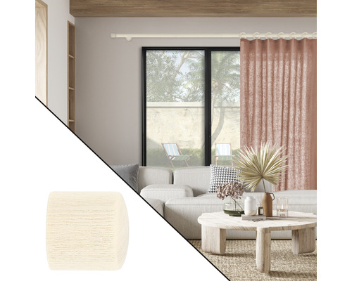 Dekorative Holz-Abschlusskappe für eine Gardinenstange in einem hellen Wohnzimmer.