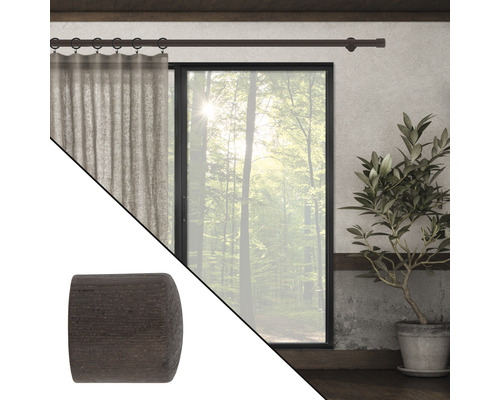 Dekoratives Ambiente mit Gardinenstange, Vorhang und Fensterblick ins Grüne sowie einem Endstück aus Holz.