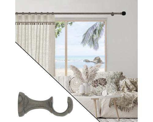 Gardinenstange mit Vorhang und Gardinenhalterung in Wohnraum-Szene