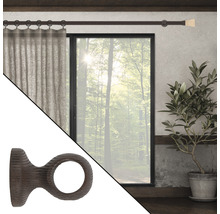 Fensterdekoration mit Gardinenstange und Vorhang sowie Detailaufnahme einer Gardinenstangenhalterung