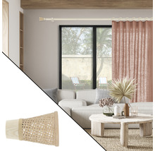 Szene mit Wohnzimmer und Detail einer Vorhangstangen-Endstück aus Holz und Rattan
