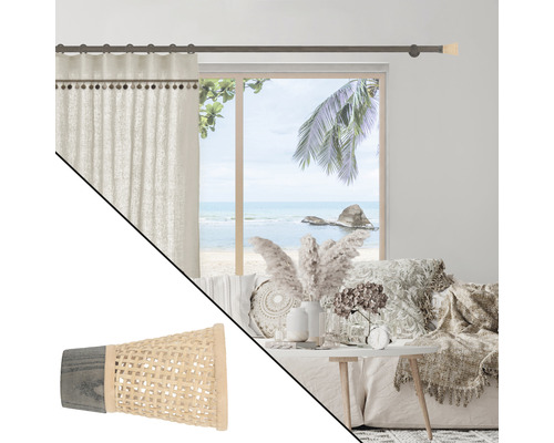 Szene mit Gardinenstange, Vorhang und dekorativer Gardinenstangenhalterung