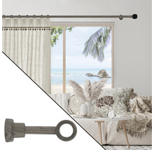 Raumszene mit Gardinenstange, Vorhang und Fenster zum Strand
