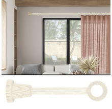 Gardinenstange aus Holz mit Vorhang im Wohnzimmer