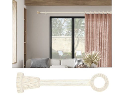 Gardinenstange aus Holz mit Vorhang im Wohnzimmer