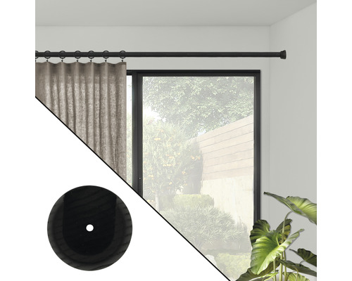 Gardinenstange mit Vorhang vor Fenster