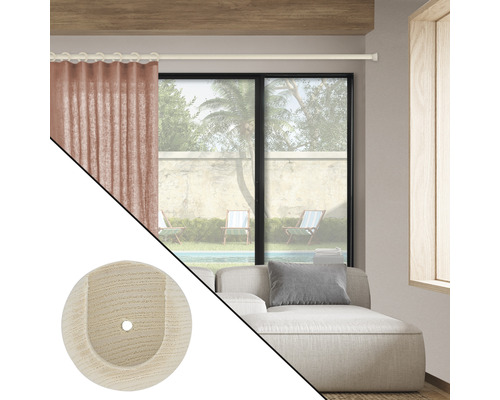 Gardinenstange mit Vorhang und hölzerner Wandhalterung in Innenraumszene