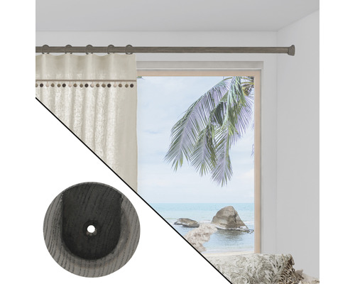 Gardinenstange aus Holz mit Vorhang und Fensterblick auf Strand