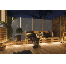 Terrasse mit Palettenmöbeln, Kissen, Pflanze, Laterne und Beleuchtung