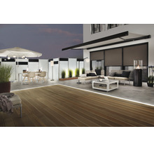 Terrasse mit Markise, Möbeln, Beleuchtung und Sichtschutz