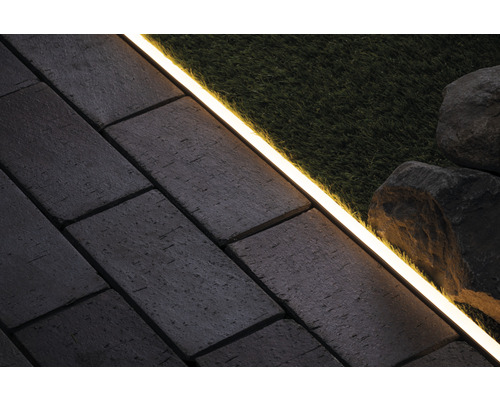 Gartenweg mit Pflastersteinen, Rasen und LED-Beleuchtung