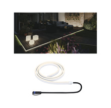 Beleuchtete Terrasse mit LED-Lichtband im Gartenbereich