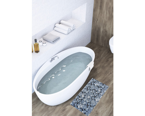 Badezimmer mit Badewanne, Handtüchern und Badematte