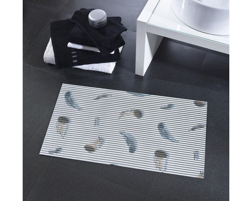 Badezimmer mit Badematte, Handtüchern und Waschtisch