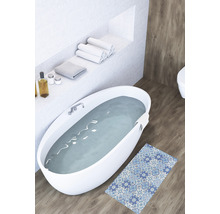 Badezimmer mit freistehender Badewanne, Handtüchern und gemusterter Badematte auf Holzboden