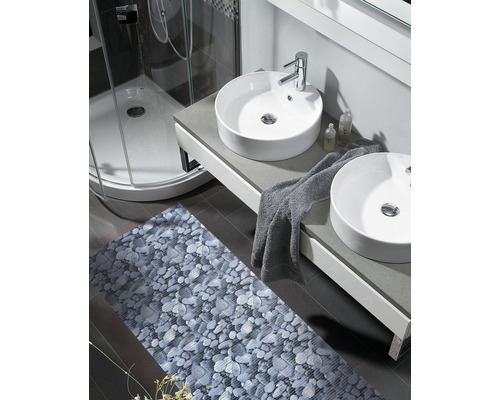 Badezimmer mit zwei Waschbecken, Dusche und Badteppich mit Steinmuster