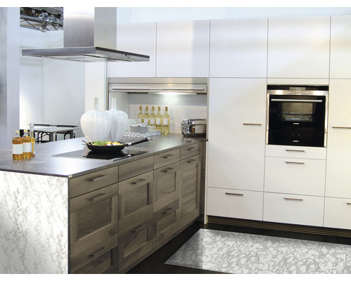 Moderne Küche mit Kochinsel, Dunstabzugshaube und Einbaubackofen