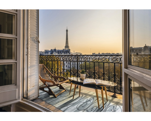 Balkon mit Blick auf den Eiffelturm, ausgestattet mit Holzstuhl und Tisch