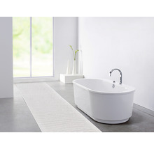 Helles Badezimmer mit Badewanne, Armatur und Badteppich