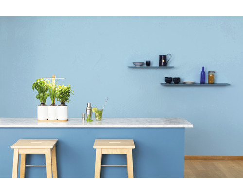 Szene mit Kräutergarten, Barwerkzeug und Getränk auf einer Küchentheke mit Hockern