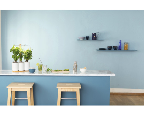 Zimmeransicht mit Kräutergarten, Barhockern und Regalen