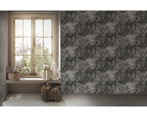Dekorative Wandgestaltung mit floraler Tapete in einem hellen Raum mit Fenster.