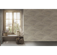 Innenraum mit Fenster, Dekoration und Wandverkleidung mit Marmoroptik.