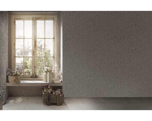 Heller Raum mit Fenster, Blumen und Textiltapete