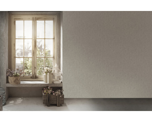 Helles Zimmer mit Fenster, Blumen und Dekorationsartikeln