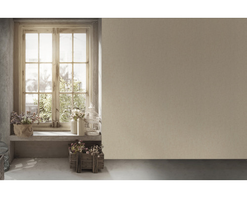 Heller Raum mit Fenster, Blumenarrangements und leerer Wand