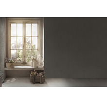 Heller Raum mit Fenster, Blumenarrangements und dekorativem Vogelkäfig.