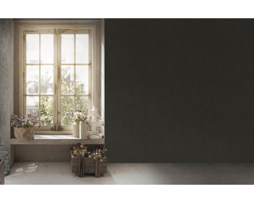 Dekoratives Zimmer mit Fenstern, Blumen und dunkler Tapete.