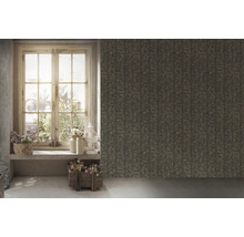 Dekorative Wand mit Muster neben Fenster mit Blumenschmuck.