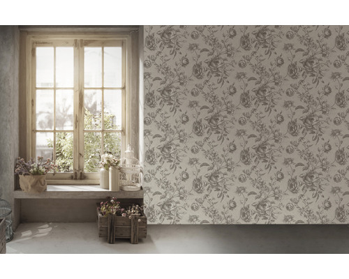 Dekorativer Raum mit Fenster, Blumendekorationen und einer Tapete mit floralem Rosenmuster