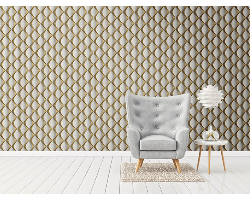 Wohnzimmer mit gepolsterter Wand, Sessel und Beistelltisch