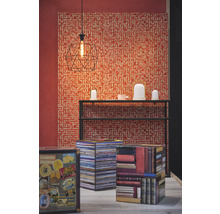 Dekoratives Wohnzimmer mit geometrischer Tapete, Metallregal, Lampe und dekorativen Hockern