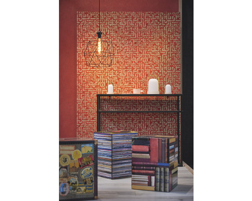 Dekoratives Wohnzimmer mit geometrischer Tapete, Metallregal, Lampe und dekorativen Hockern