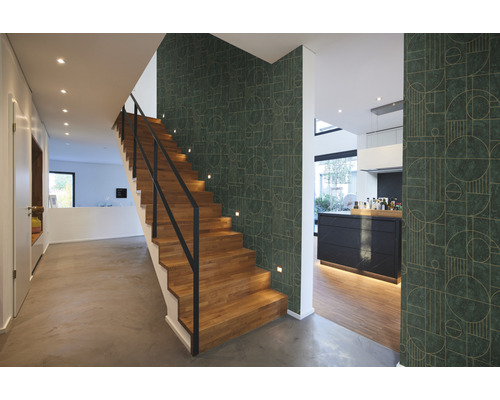 Treppenhaus mit Holztreppe, gemusterter Tapete und minimalistischem Design