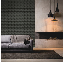 Wohnzimmer mit Sofa, Kamin und Ziegelwand