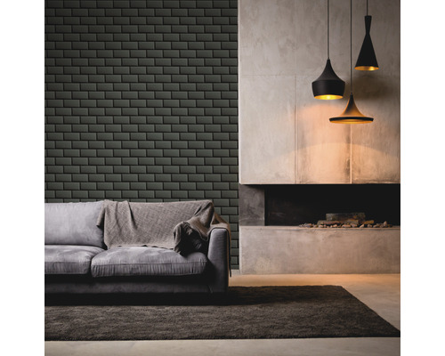 Wohnzimmer mit Sofa, Kamin und Ziegelwand