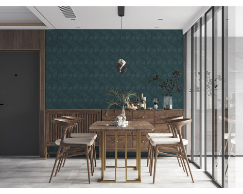 Helles Esszimmer mit Holztisch, Stühlen und dunkel gemusterter Tapete