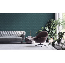 Wohnzimmer mit grauer Couch, Sessel und geometrischer Tapete