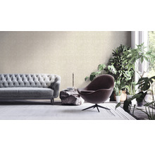 Wohnzimmer mit Sofa, Sessel und gemusterter Tapete