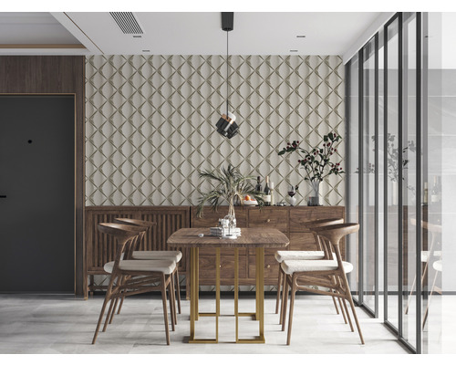 Esszimmer mit Esstisch, Stühlen und dekorativer Wandgestaltung