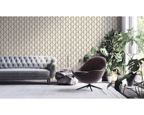 Wohnzimmer mit gemusterter Tapete, Sofa, Sessel und Zimmerpflanzen