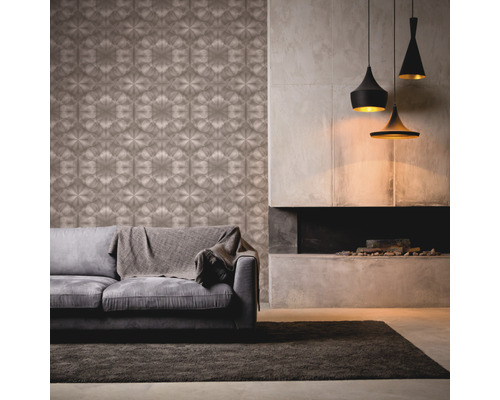 Wohnzimmer mit gemusterter Tapete, Sofa, Teppich, Kamin und Pendelleuchten